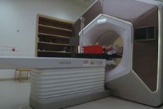 Bei der Strahlentherapie werden Röntgenstrahlen eingesetzt, um Krebszellen zu zerstören. Neu setzt das Universitätsspital Basel die adaptive Strahlentherapie ein. 